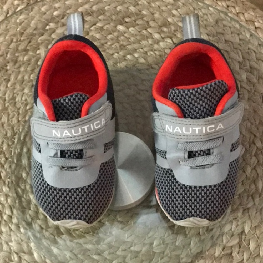 NAUTICA SNEAKERS BABY SIZE 4 SLIP ON VELCRO CLOSURE “TINY TOWHEE”